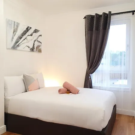 Comfortable And Modern 3 Bedroom Mid Terraced Apartment Glasgow