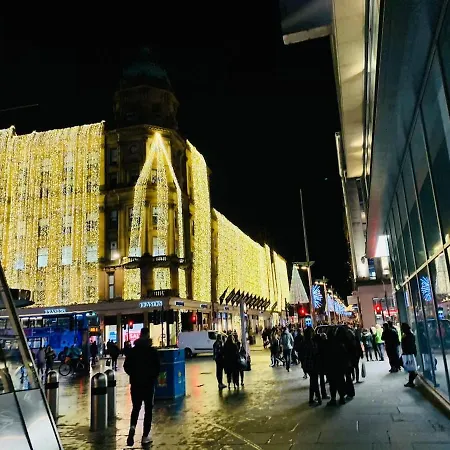 Glasgow City Central Executive Triplex House, 3 Bedroom 3 Bathrooms 1 Living Room Kitchen - Huge Terrace For Master Bedroom - Private E Parking Lez Congestion Zone Free - Garden - 5 Mins Drive To City Centre Central Station Semesterbostad