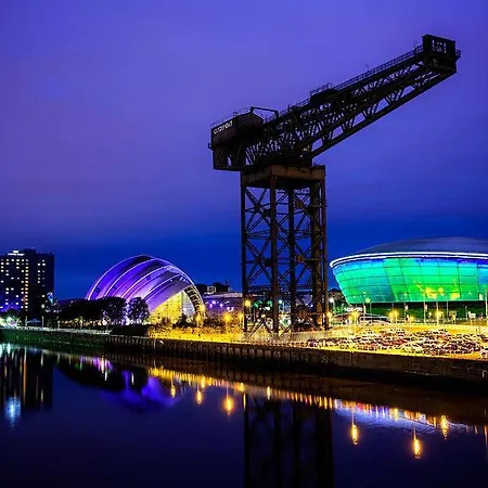 Glasgow City Central Executive Triplex House, 3 Bedroom 3 Bathrooms 1 Living Room Kitchen - Huge Terrace For Master Bedroom - Private E Parking Lez Congestion Zone Free - Garden - 5 Mins Drive To City Centre Central Station *