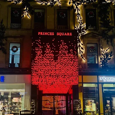 Glasgow City Central Executive Triplex House, 3 Bedroom 3 Bathrooms 1 Living Room Kitchen - Huge Terrace For Master Bedroom - Private E Parking Lez Congestion Zone Free - Garden - 5 Mins Drive To City Centre Central Station