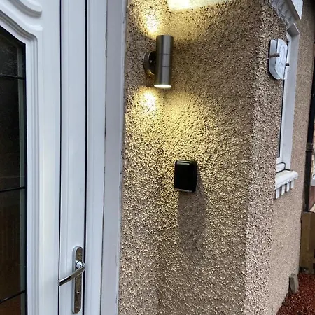 Cheerful One Bedroom With Parking Space. Holiday home Glasgow