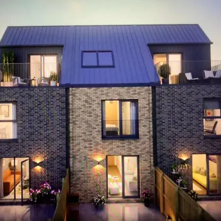 Tatil Evi Glasgow City Central Executive Triplex House, 3 Bedroom 3 Bathrooms 1 Living Room Kitchen - Huge Terrace For Master Bedroom - Private E Parking Lez Congestion Zone Free - Garden - 5 Mins Drive To City Centre Central Station