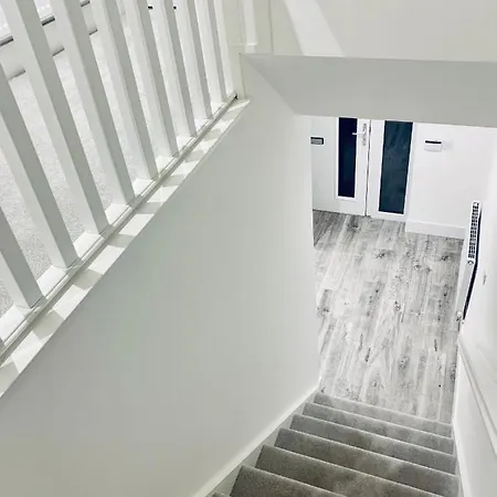 Glasgow City Central Executive Triplex House, 3 Bedroom 3 Bathrooms 1 Living Room Kitchen - Huge Terrace For Master Bedroom - Private E Parking Lez Congestion Zone Free - Garden - 5 Mins Drive To City Centre Central Station Glasgow