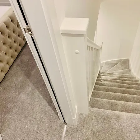 Glasgow City Central Executive Triplex House, 3 Bedroom 3 Bathrooms 1 Living Room Kitchen - Huge Terrace For Master Bedroom - Private E Parking Lez Congestion Zone Free - Garden - 5 Mins Drive To City Centre Central Station