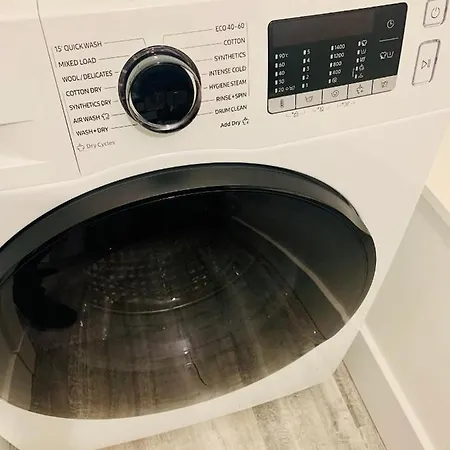 Tatil Evi Glasgow City Central Executive Triplex House, 3 Bedroom 3 Bathrooms 1 Living Room Kitchen - Huge Terrace For Master Bedroom - Private E Parking Lez Congestion Zone Free - Garden - 5 Mins Drive To City Centre Central Station Glasgow