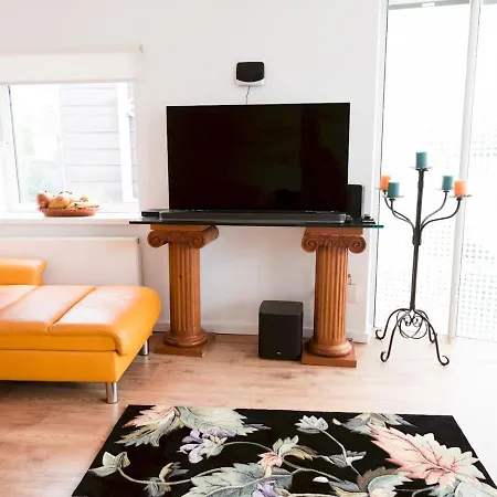 Pass The Keys Stylish 2bed Unit Glasgow