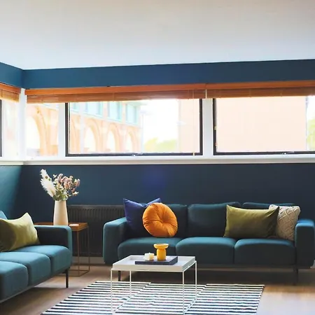 Stylish 2 Bedroom With Office, Near Sec & Hydro Glasgow