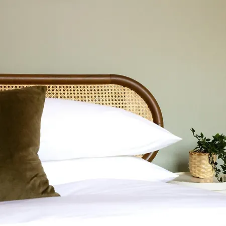 Stylish 2 Bedroom With Office, Near Sec & Hydro *