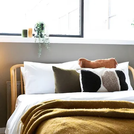 Apartment Stylish 2 Bedroom With Office, Near Sec & Hydro