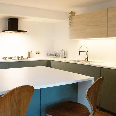 Stylish 2 Bedroom With Office, Near Sec & Hydro Apartment *
