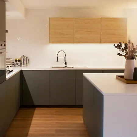 Stylish 2 Bedroom With Office, Near Sec & Hydro Apartment Glasgow