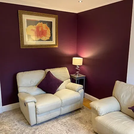 Ferienhaus Cheerful One Bedroom With Parking Space. Glasgow
