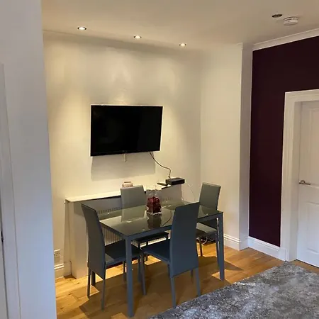 Cheerful One Bedroom With Parking Space. Глазго