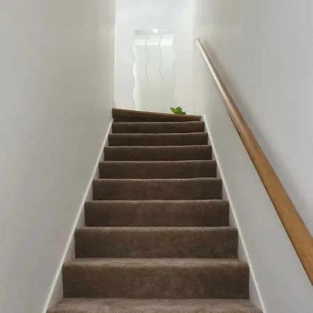 Comfortable And Modern 3 Bedroom Mid Terraced *