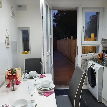 Comfortable And Modern 3 Bedroom Mid Terraced Apartamento Glasgow