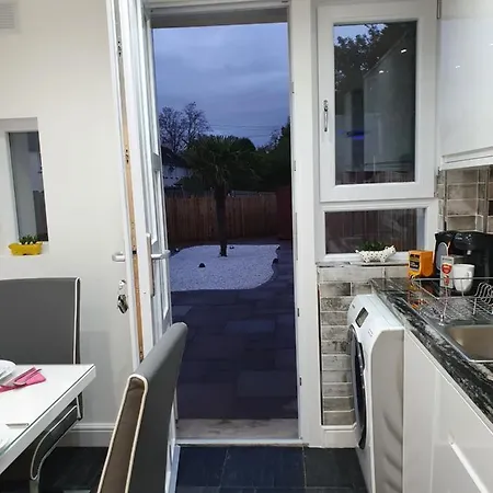 Comfortable And Modern 3 Bedroom Mid Terraced * Glasgow