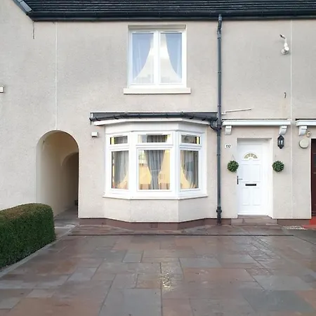 Comfortable And Modern 3 Bedroom Mid Terraced Appartement Glasgow