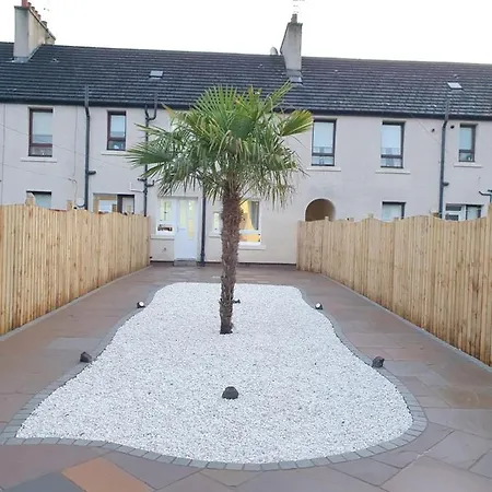 Apartment Comfortable And Modern 3 Bedroom Mid Terraced *