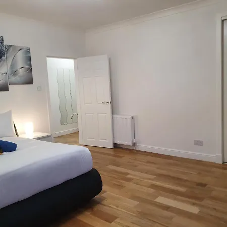 Comfortable And Modern 3 Bedroom Mid Terraced Appartement Glasgow