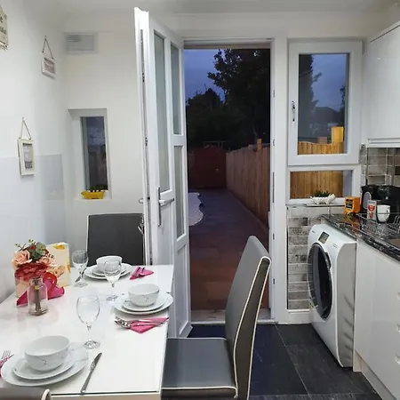 Comfortable And Modern 3 Bedroom Mid Terraced Appartement Glasgow