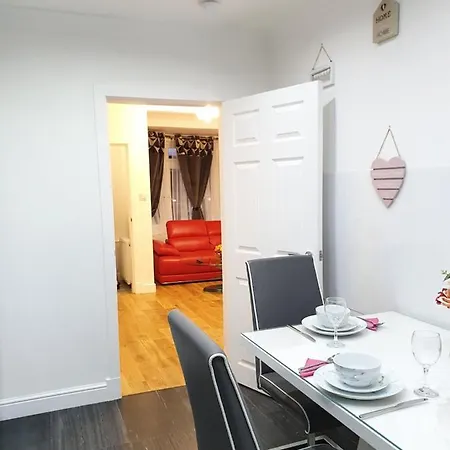 Comfortable And Modern 3 Bedroom Mid Terraced Appartement