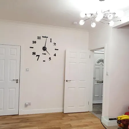 Comfortable And Modern 3 Bedroom Mid Terraced Glasgow
