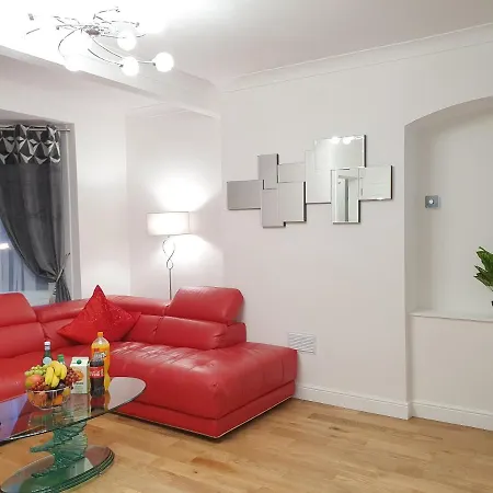 Comfortable And Modern 3 Bedroom Mid Terraced Apartamento