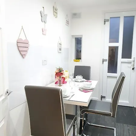 شقة Comfortable And Modern 3 Bedroom Mid Terraced غلاسغو