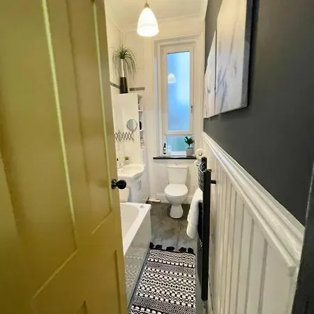 Traditional Close To Centre & Hampden Apartment