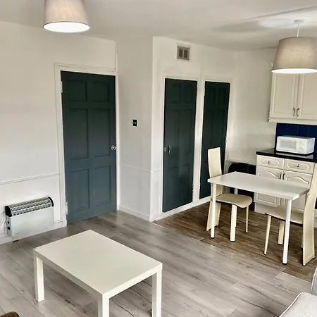 Chic Flat With Balcony Close To Merchant