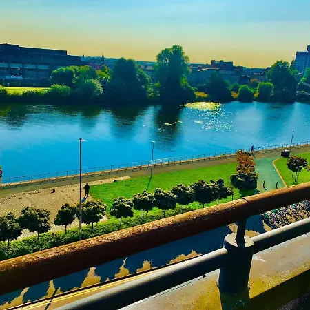 Centre G1 Penthouse With Riverviews - Duplex - 4 Bedrooms, 3 Bathrooms, Kitchen, 1 Living Room, 1 Dining Room, 2 Terraces, Parking, Floor, 2050 Sq Ft, Merchant *