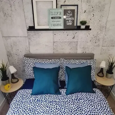 Stylish 2 Bedroom / Free Gated Parking Apartamento