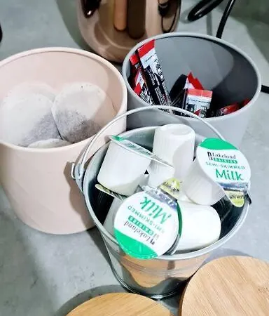 Stylish 2 Bedroom / Free Gated Parking *