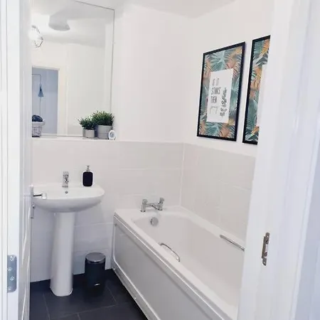 Stylish 2 Bedroom / Free Gated Parking Apartamento *
