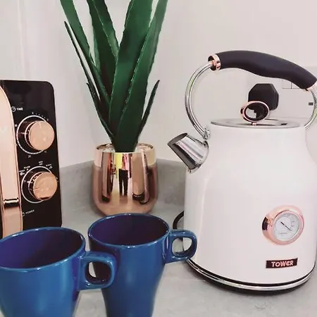 Stylish 2 Bedroom / Free Gated Parking Apartamento