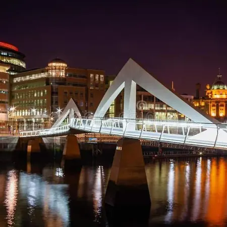 Centre G1 Penthouse With Riverviews - Duplex - 4 Bedrooms, 3 Bathrooms, Kitchen, 1 Living Room, 1 Dining Room, 2 Terraces, Parking, Floor, 2050 Sq Ft, Merchant * Glasgow