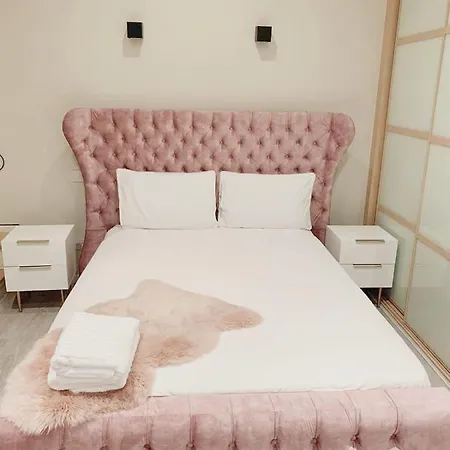 Centre G1 Penthouse With Riverviews - Duplex - 4 Bedrooms, 3 Bathrooms, Kitchen, 1 Living Room, 1 Dining Room, 2 Terraces, Parking, Floor, 2050 Sq Ft, Merchant Lejlighed *