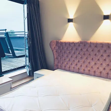 Lejlighed Centre G1 Penthouse With Riverviews - Duplex - 4 Bedrooms, 3 Bathrooms, Kitchen, 1 Living Room, 1 Dining Room, 2 Terraces, Parking, Floor, 2050 Sq Ft, Merchant