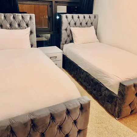 Centre G1 Penthouse With Riverviews - Duplex - 4 Bedrooms, 3 Bathrooms, Kitchen, 1 Living Room, 1 Dining Room, 2 Terraces, Parking, Floor, 2050 Sq Ft, Merchant