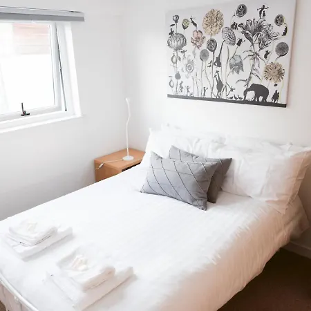 Pass The Keys 2-Bed Merchant City Glasgow G1
