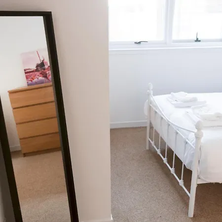 Pass The Keys 2-Bed Merchant City Glasgow G1 *