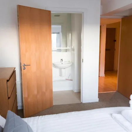 Pass The Keys 2-Bed Merchant City Glasgow G1