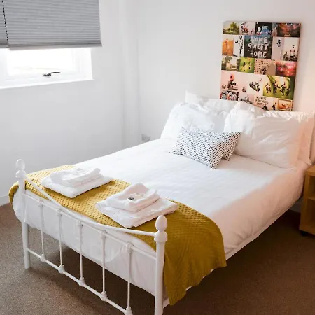 Pass The Keys 2-Bed Merchant City Glasgow G1