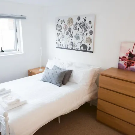 Pass The Keys 2-Bed Merchant City Glasgow G1