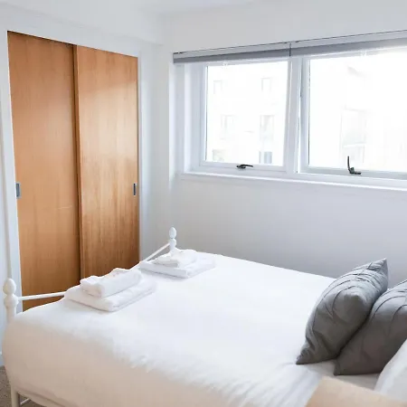 Pass The Keys 2-Bed Merchant City Glasgow G1 *