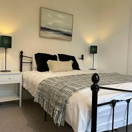 A Cosy Two-bedroom Near Loch Lomond *