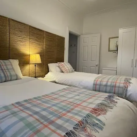 A Cosy Two-bedroom Near Loch Lomond *
