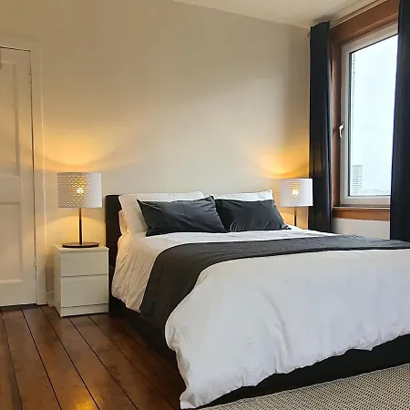 Large 3 Bed West End Free Parking & Electric Vehicle Point Glasgow