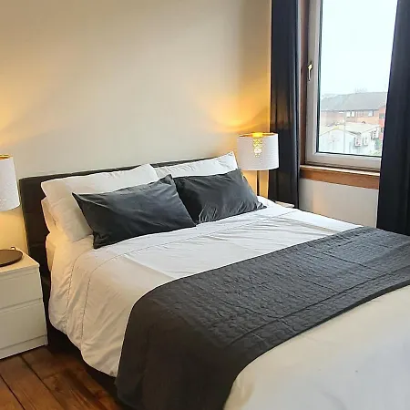 Large 3 Bed West End Free Parking & Electric Vehicle Point Apartament