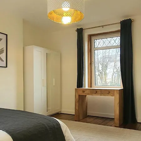 דירה Large 3 Bed West End Free Parking & Electric Vehicle Point גלאזגו